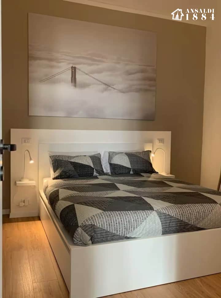 Double bed, 8cm topper, memory foam pillows, double pillows.