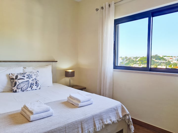 Quarto de Casal com Ar Condicionado e Roupeiro | Chumba cha kulala mara mbili chenye Kiyoyozi na Kabati