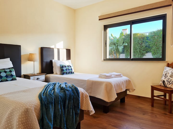 Chumba kilicho na Vitanda Viwili vya Mtu Mmoja, Kiyoyozi na Kabati | Chumba cha kulala kilicho na Vitanda Viwili vya Moja, Kiyoyozi na Kabati