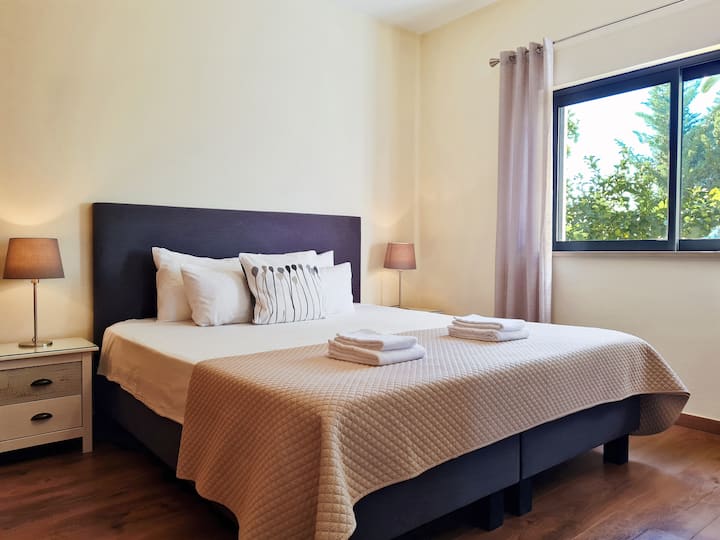 Quarto em Suite com Cama King Size, Ar Condicionado e Roupeiro | Bedroom En Suite with King Size Bed, Air Conditioning and Wardrobe