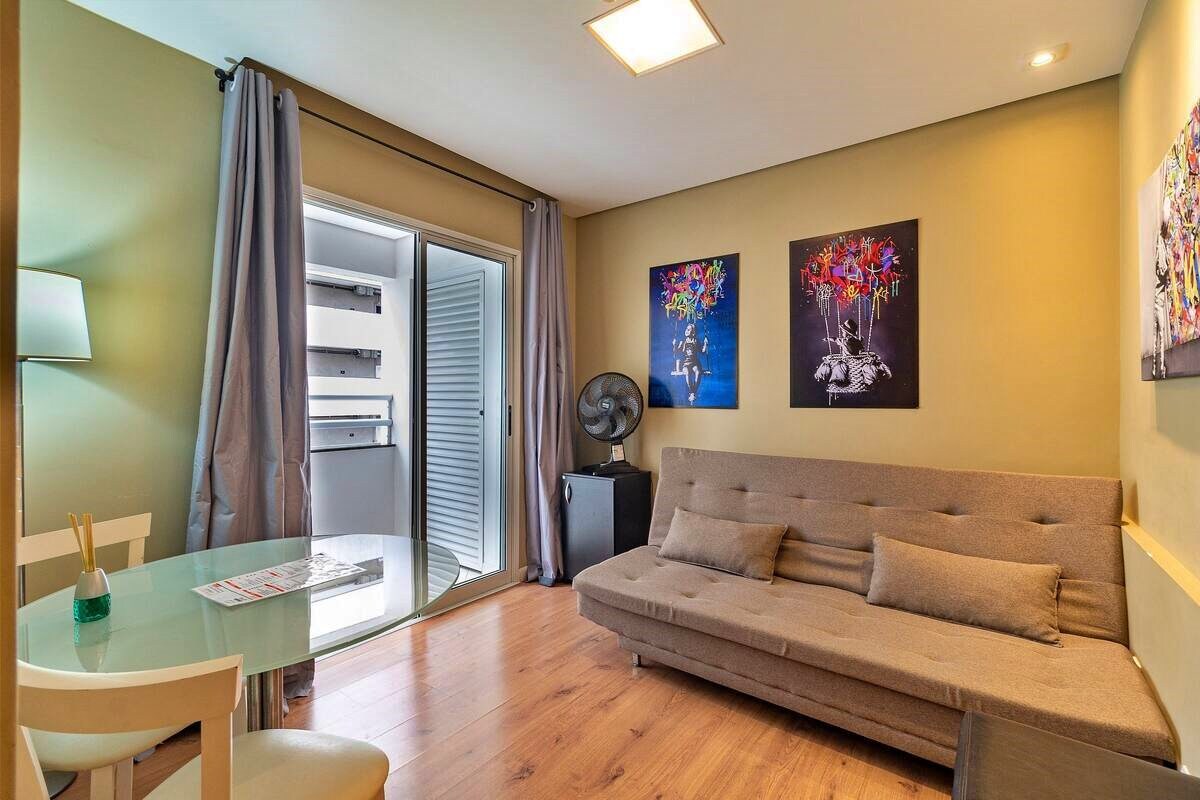 סלון עם ספה נפתחת, מאווררים ניידים, שולחן אוכל, וילונות האפלה, Wi-Fi וגישה ישירה למרפסת.