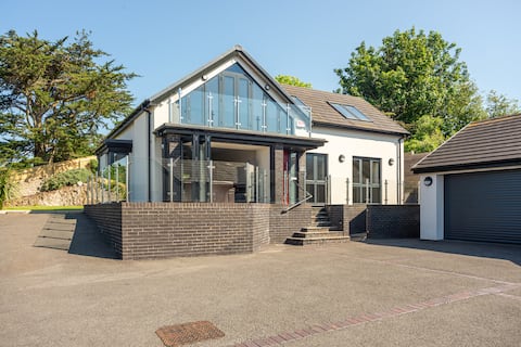 Gardd y Llys Luxurious Retreat with amazing views