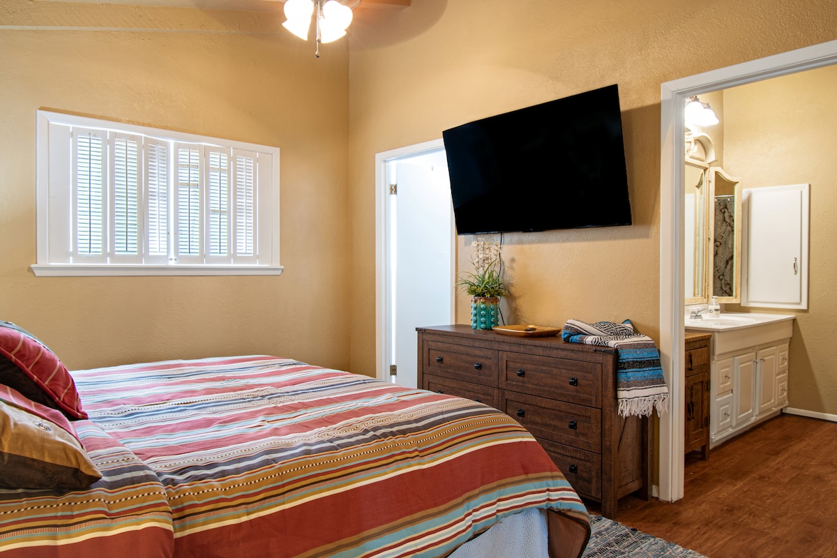 步行进入1号卧室