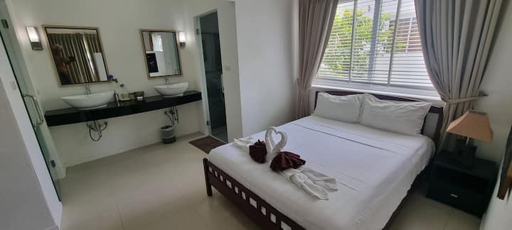 Dormitorio 4 con estudio y baño privado