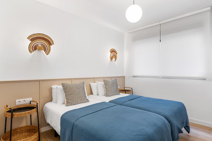 Camera matrimoniale:
- Due letti singoli
- Armadio con grucce e scaffali