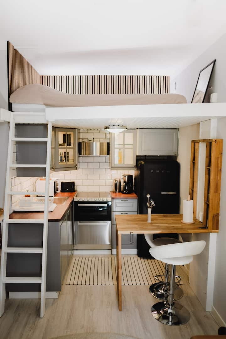 Საწოლი არის ლოფტი ორი ადამიანისთვის.