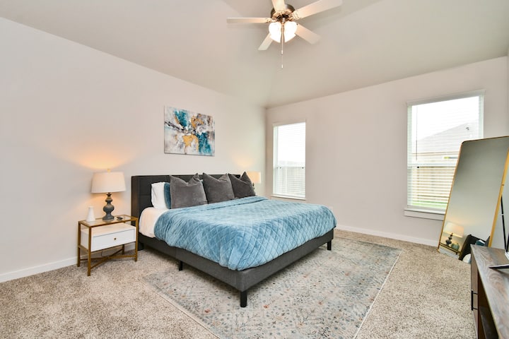 ¡Prepárate para la máxima relajación en la cómoda habitación king con mucho espacio!