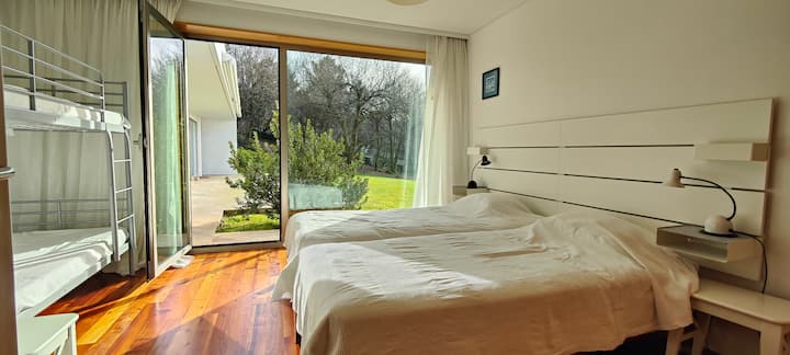 Chumba kilicho na vitanda viwili vya mtu mmoja na kitanda kimoja cha ghorofa kwa watu wazima wawili