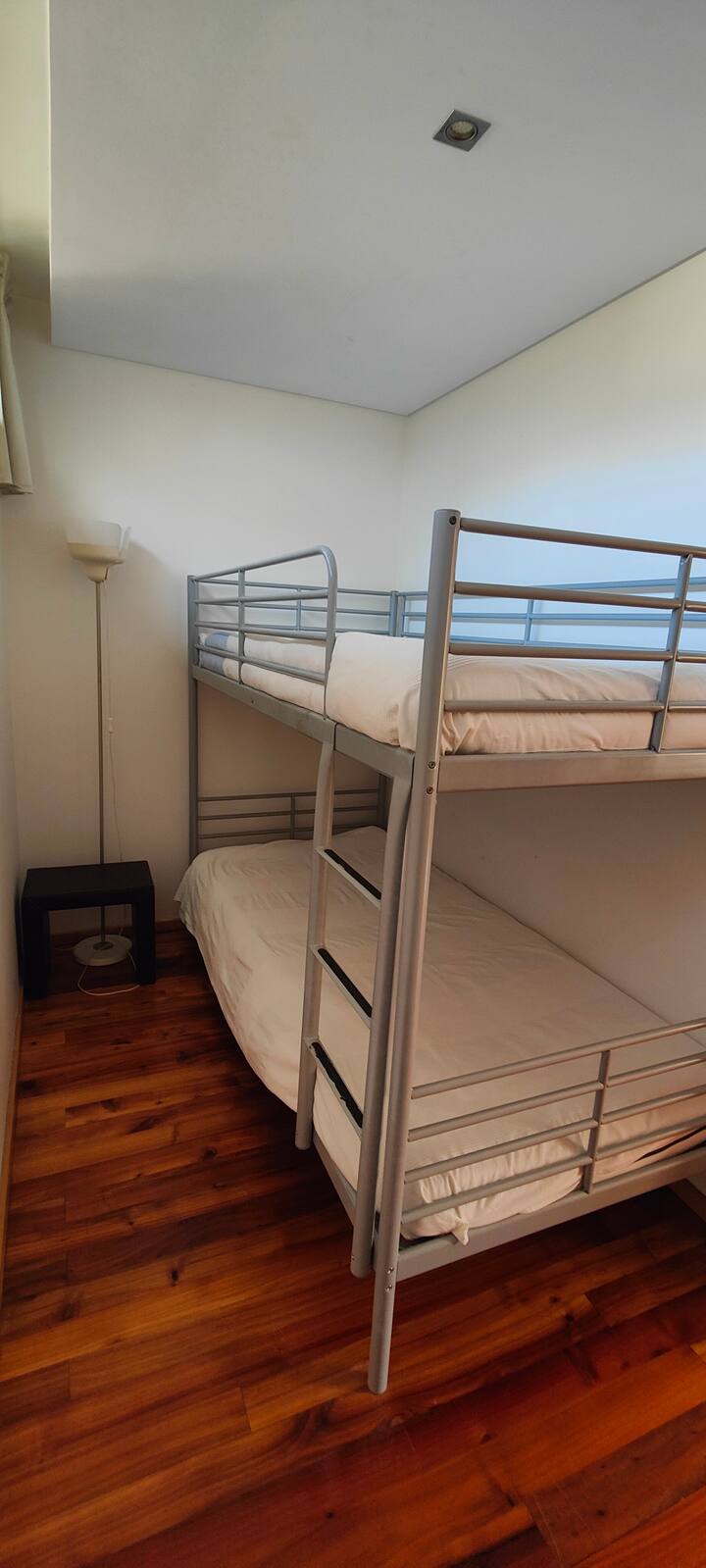 Chumba kilicho na kitanda cha ghorofa kwa watu wazima wawili