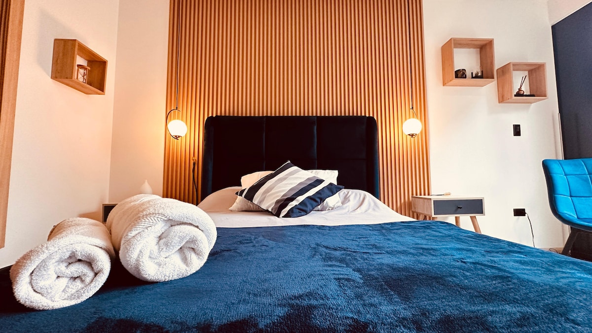 La suavidad de las sábanas y la iluminación cálida crean un ambiente acogedor para noches de sueño reparador