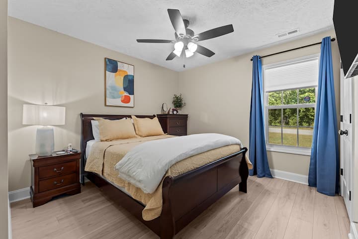 Izba je vybavená manželskou posteľou, inteligentnou televíziou, komodou, ďalšími obliečkami a zatemňovacími závesmi.