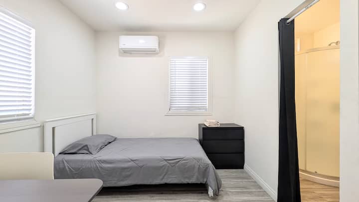 Dormitorio privado + baño, aire acondicionado, cama doble, escritorio/silla, armario, luces empotradas