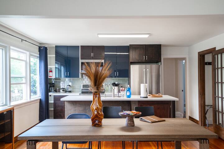 Stylish 3B2B home w/AC in Central Ballard gallery image 3