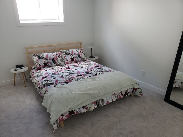 Queensize-seng. Alarm. Natborde med en lampe. Spejl i fuld længde. Ekstra belysning.