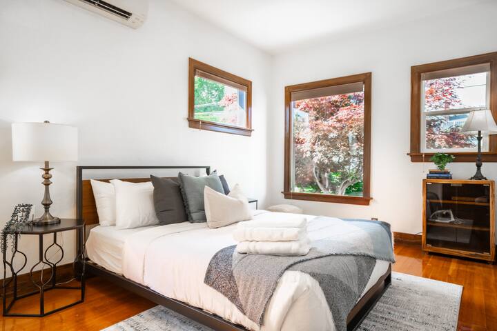 [New] Style cozy 6B4B superb location Ballard home gallery image 3