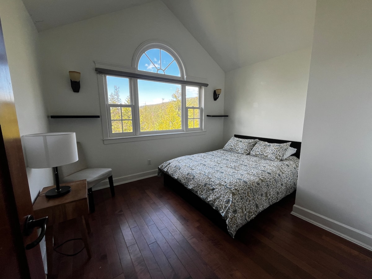 Queen bedroom