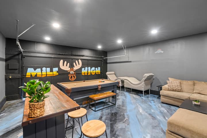 Private Hot Tub, Pool Table Game Room, 2 Livingrms - Westminster, CO