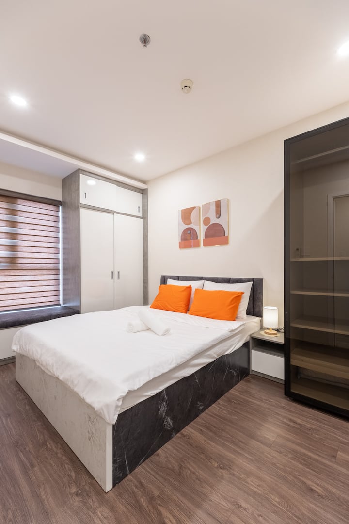 El segundo dormitorio con gran ventana con vistas a la ciudad