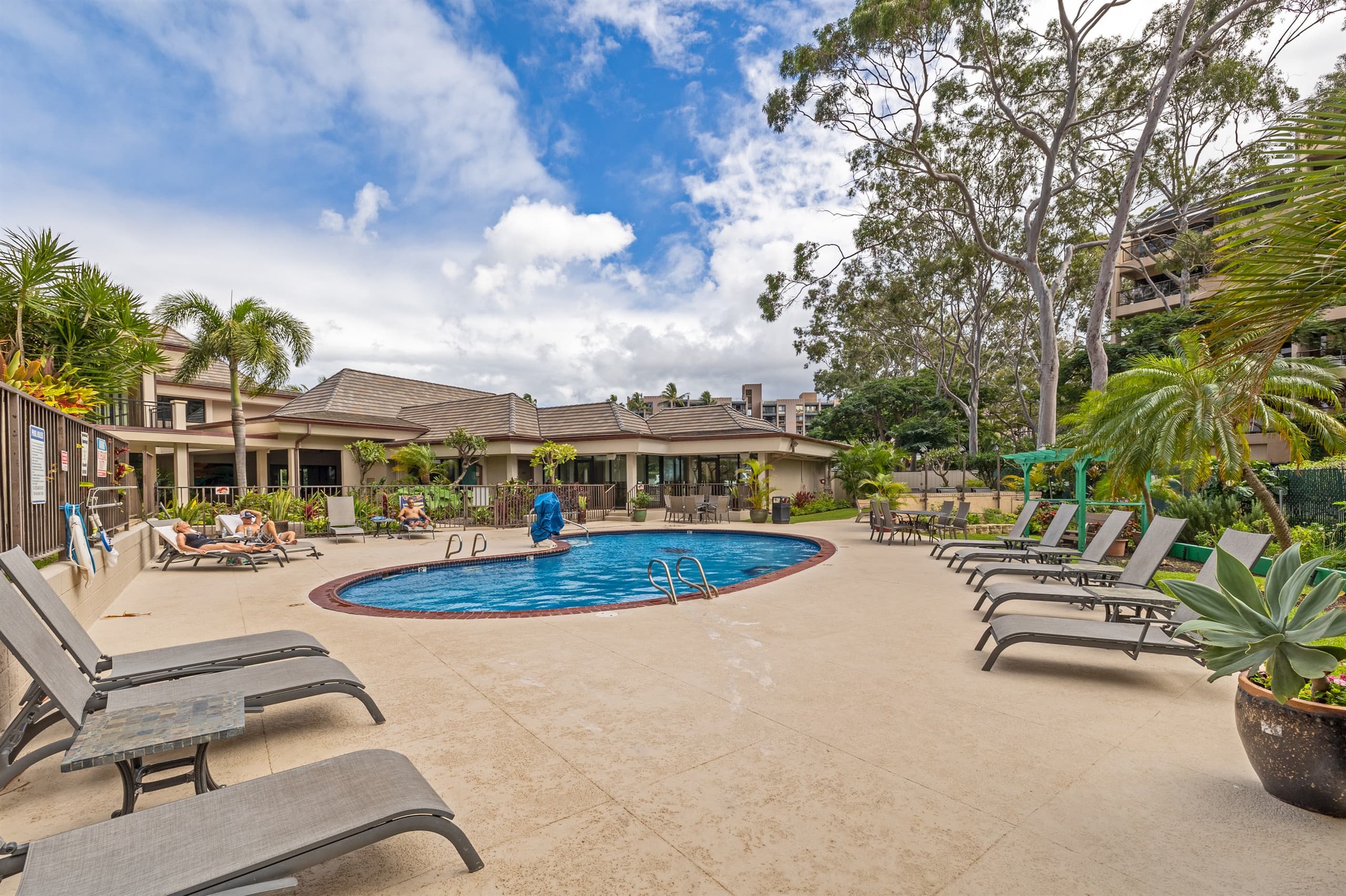 Condo in Lahaina · ★4.94 · Studio · 1 bath - Image 13