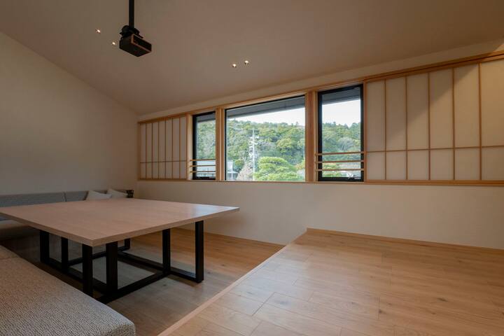 [Главна зграда] Отворете ја дневната соба/Шоџи со поглед на планината Јаумо.Пространото небо на масата.