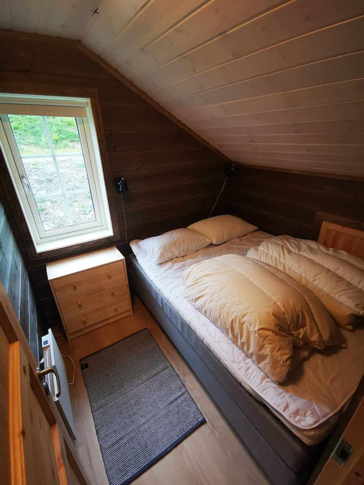 150 cm bed. Beschikbare ruimte in dressoir voor kleding. 