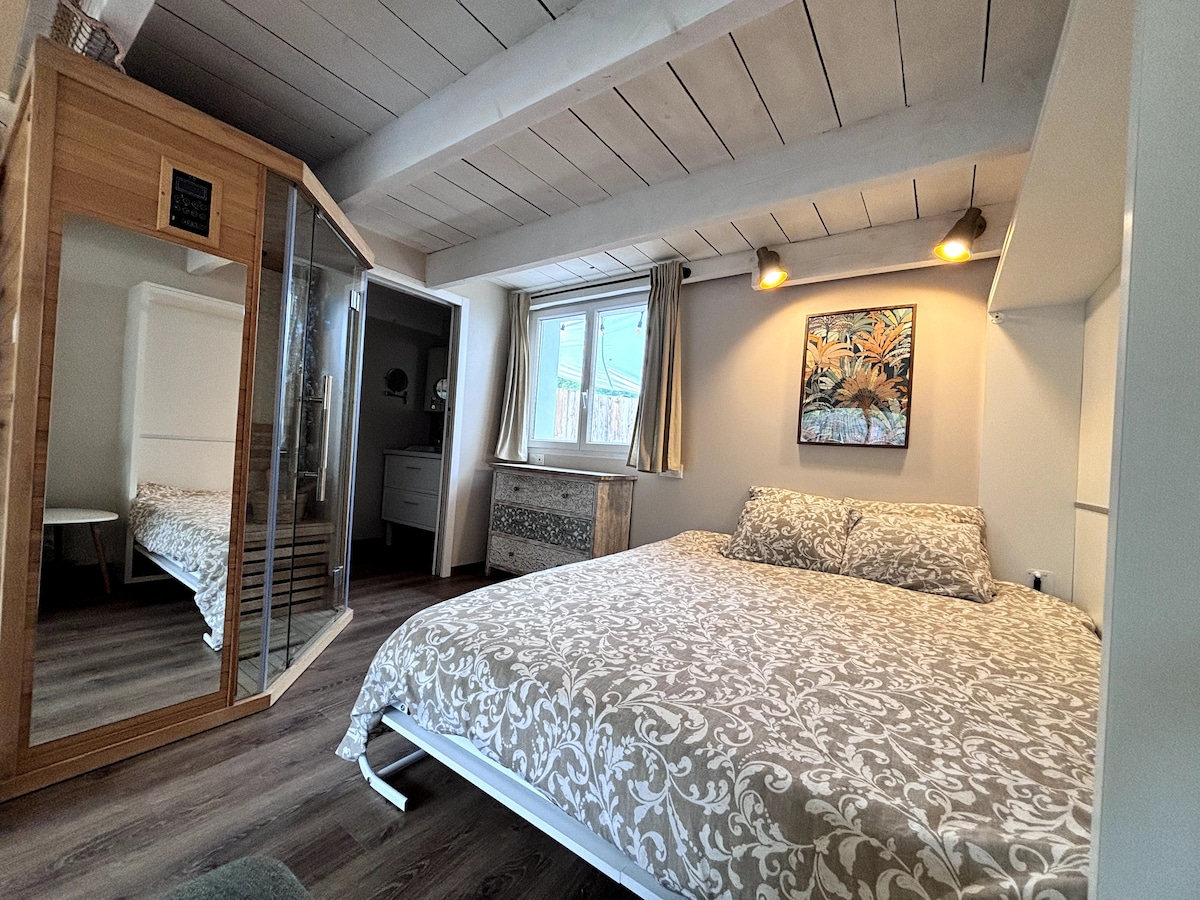 Chambre du bas avec Sauna et accès à la salle de bain, lit haut de gamme en 160cm et escamotable en journée pour profiter de l'espace.
