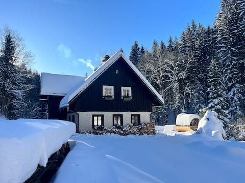 Sauna retreat in the heart of mountains for 22 ppl