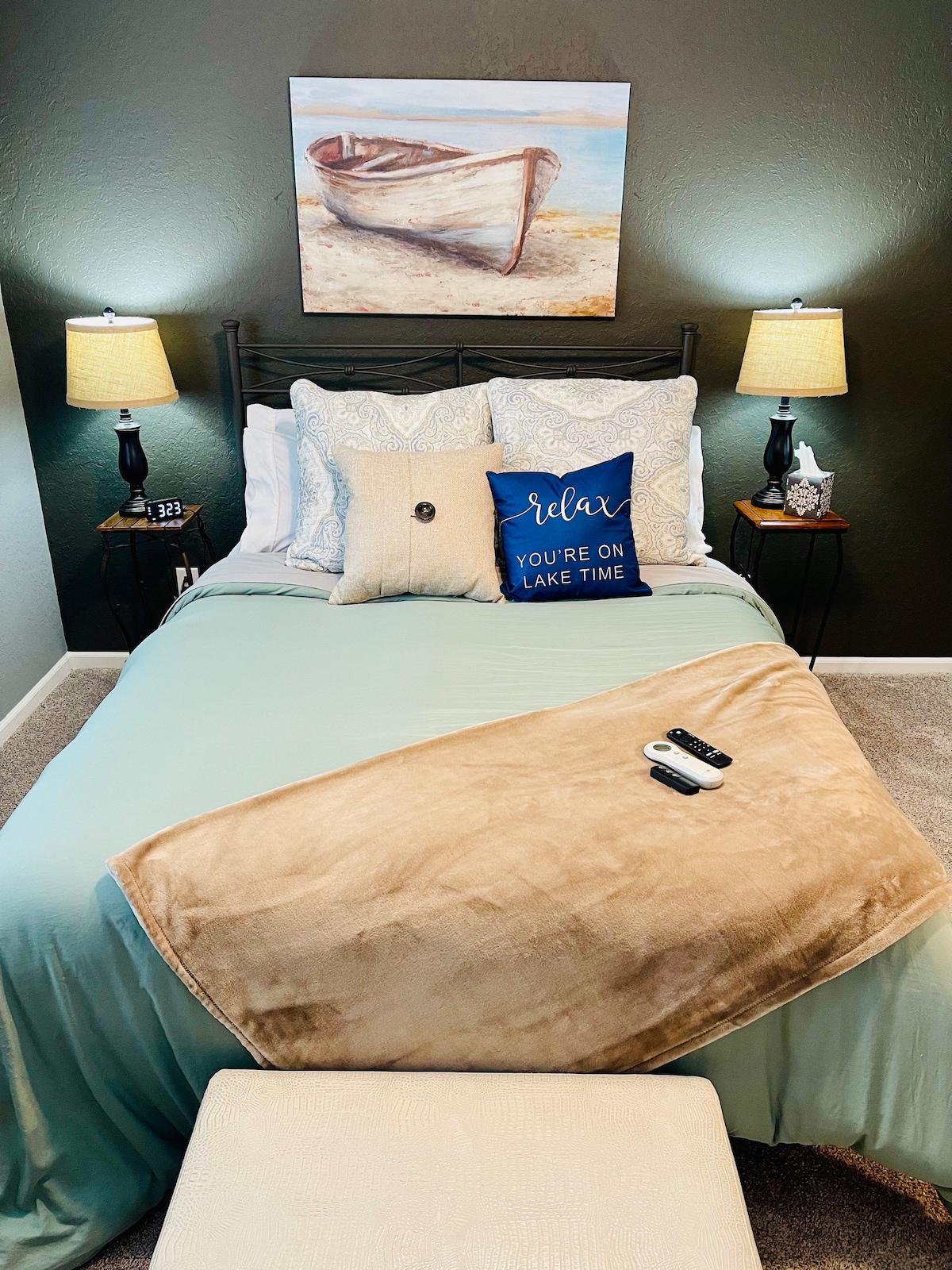 Შეიგრძენით მაქსიმალური კომფორტი ძილის ნომრის მყუდრო მთავარ საძინებელში! Მასში არის პირადი აბაზანა-ტუალეტი, სტრიმინგ-ტელევიზორი და წყლისპირა ხედები. Დისტანციურად მართვადი განათებითა და ვენტილატორით - იდეალურია იმ პერიოდებისთვის, როცა ადგომა ზედმეტად მყუდროა!