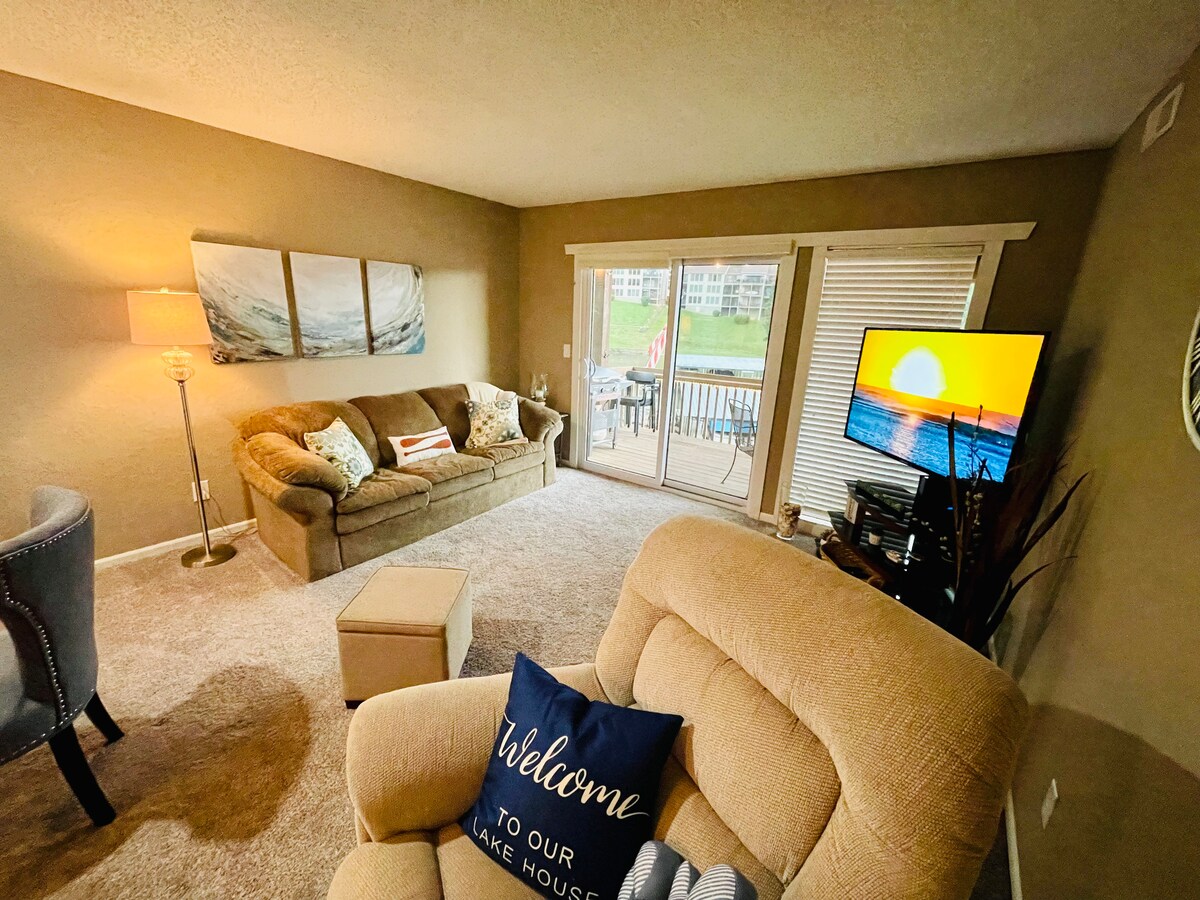 Შეიგრძენით ფართო მისაღები ოთახის მიმზიდველობა, რომელიც სავსეა სტრიმინგ-ტელევიზორით, თამაშებითა და გასეირნებით თქვენს განსაცვიფრებელ წყლისპირა პატიოში.