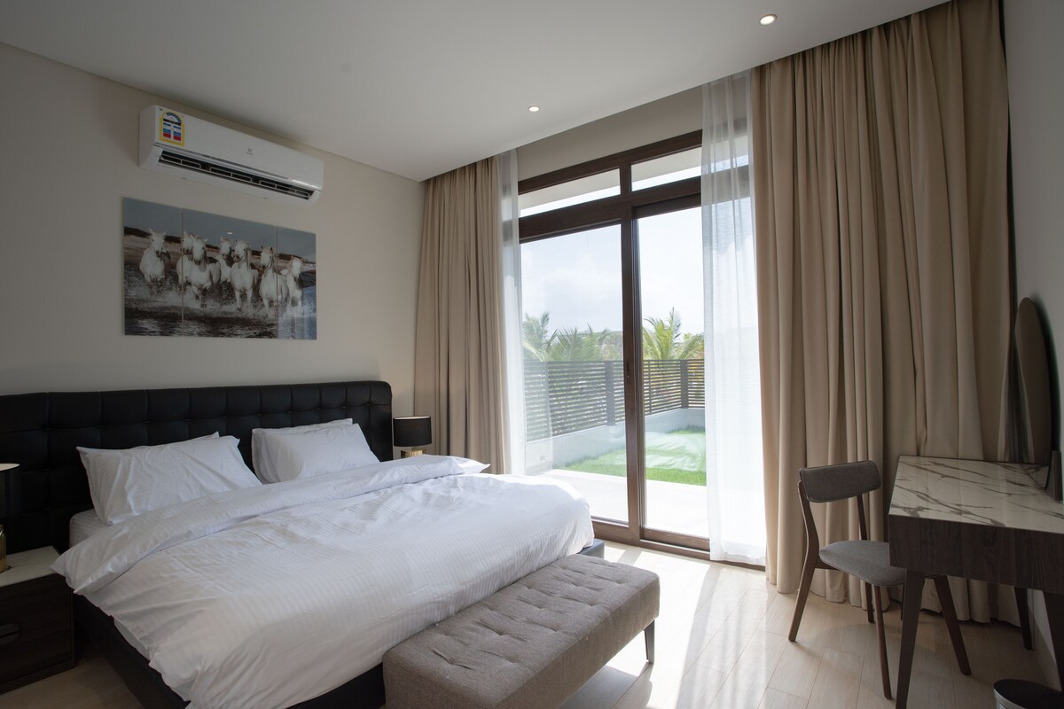 Doprajte si pohodlie s našou manželskou posteľou veľkosti King, ktorá je ideálna na pokojný pobyt.