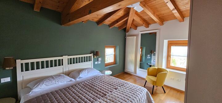 Chumba kikubwa cha kulala mara mbili kilicho na kitanda cha King Size, kabati la kabati na feni ya dari.