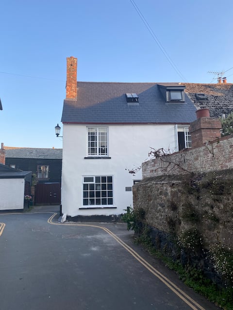 Popular Airbnb listing: Quaint circa 17th Century Cottage, Topsham, Devon. in Exminster