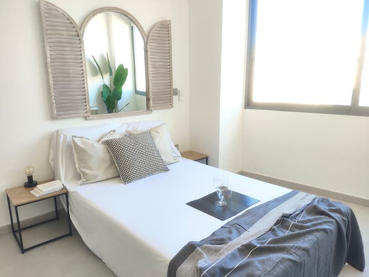 Kitanda kizuri cha ziada kwa ajili ya makundi ya watu 3 au 4.
Kitanda cha sentimita 135x195
Starehe sana na mashuka yamejumuishwa.
Chumba maridadi na angavu. Kwa kuwa ni nyumba ya mapumziko, ni angavu sana na ina mandhari dhahiri.