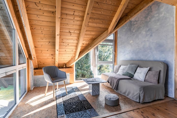 חדר נופש וספה נפתחת ליותר מ -7 (6) אורחים.  החדר פתוח למסדרון.