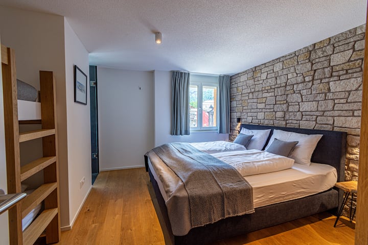 宽敞的卧室，可容纳2名成人和2名儿童。 为了让您感到舒适，私人套房浴室配有步入式淋浴间。 