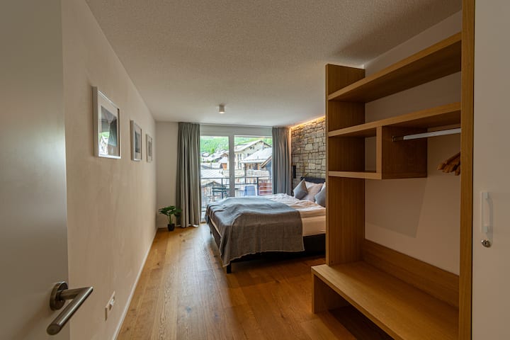 宽敞的卧室，配有独立套房浴室。