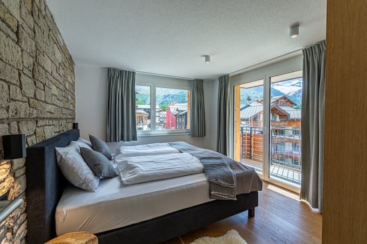 房间宽敞，配备双人床。 