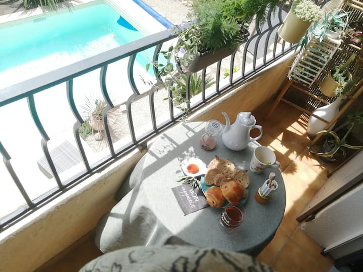 Eyguieres Chambre Balcon Sdb Et Petit Salon Privé - Salon-de-Provence