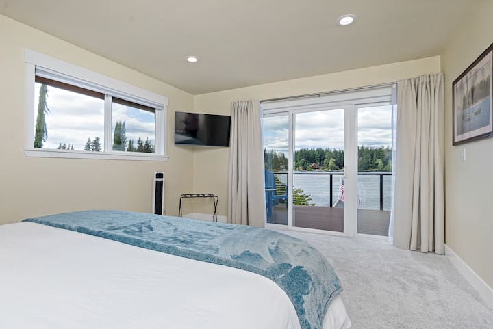 תתעוררו לנוף הזה בחדר השינה הראשי! דמיינו שאתם מחליקים את הדלתות האלה למרפסת הפרטית שלכם המשקיפה על האגם.