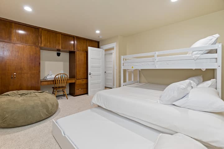 בחדר השינה השני יש מיטת קינג סייז עם תאום מעליו ומתחתיו.