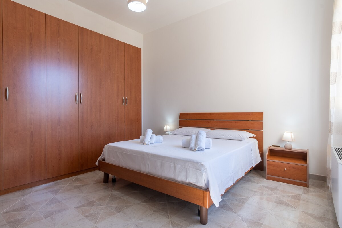 חדר שינה שני ממוזג עם ארון בגדים גדול.