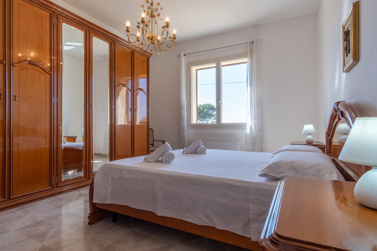 חדר שינה ראשי ממוזג, מואר מאוד עם תריסים מחשיכים ומיטה זוגית מרווחת.