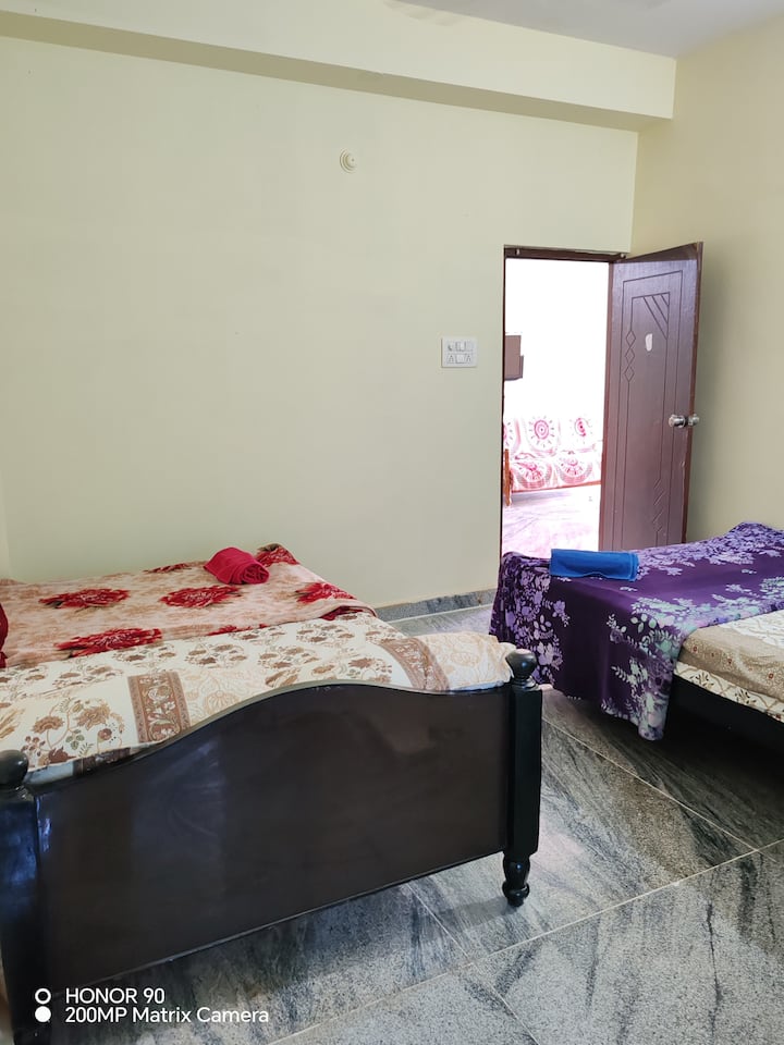 Удобно спиење за четири (4) гости - душек LIVPURE Ortho Plus, мека перница, постелнина и ќебе. Hitachi AC со одлична маса за ладење и облекување со опција за седење. 