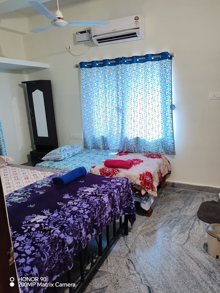 Удобно спиење за тројца (3)) гости - душек LIVPURE Ortho Plus, мека перница, постелнина и ќебе. Hitachi AC со одлична маса за ладење и облекување со опција за седење. 