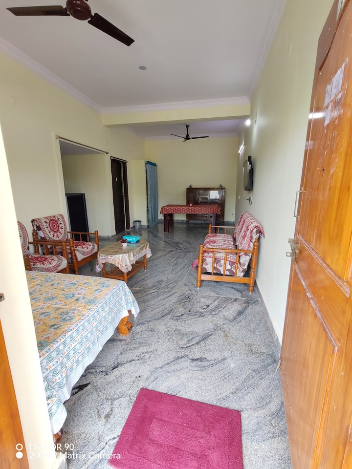 Просторно и удобно со јадење и седење. Достапни се филтер за вода во Кент, индукциски шпорет, електричен шпорет за ориз, прибор и потребните садови / прибор за јадење. Намирници што треба да ги купи гостинот.  Amazon Prime е обезбеден како бесплатен. 