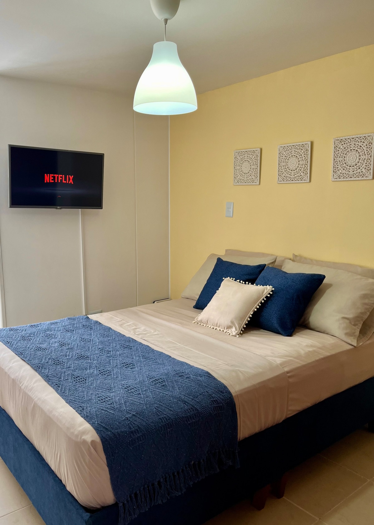 Habitación principal cálida con cama doble, colchón ortopédico, baño privado, escritorio, silla ergonómica, almohadas extras, cobija, plancha de ropa, secador,  plancha de cabello, amplio closet, ganchos de ropa.