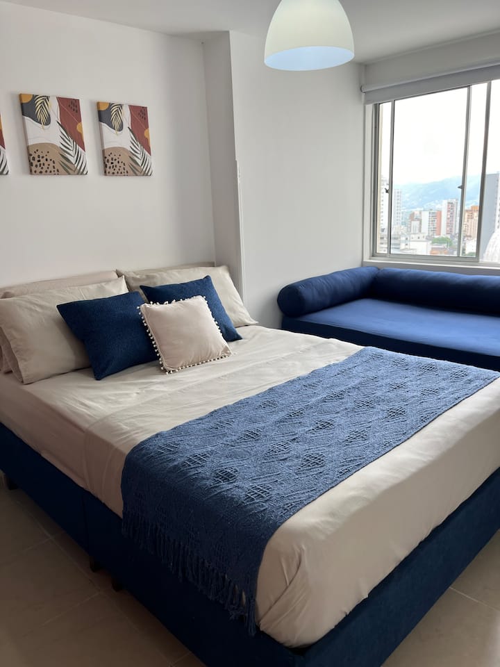 Acogedora habitación con cama doble y colchón ortopédico para un descanso ideal. Cuenta con baño privado, cortina blackout, almohadas extra, ventilador, televisor con Netflix, amplio closet y cama individual auxiliar con cómodos cojines cilíndricos.