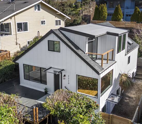 Scenic Elliott Bay/Sunset VIEWS-Queen Anne Retreat gallery image 4