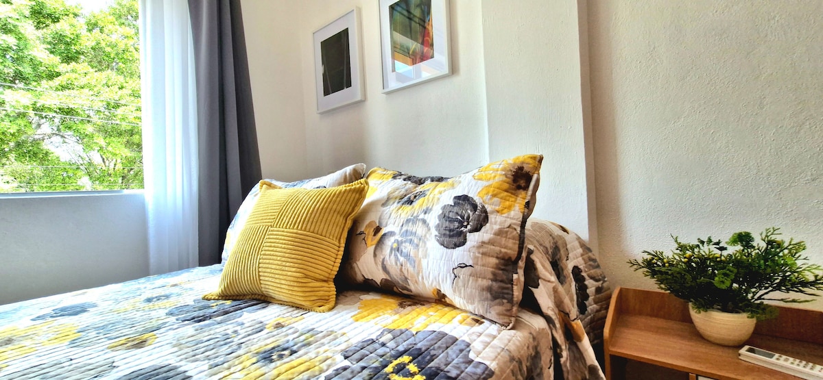 Esta es la recámara principal y cuenta con 2 grandes ventanas, un baño completo y aire acondicionado.