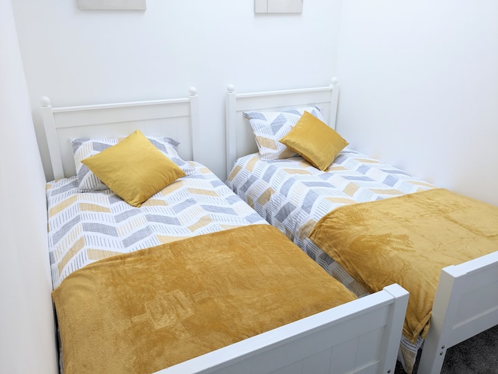 Luminoso, cómodo y flexible, dos camas individuales listas para una estancia tranquila.